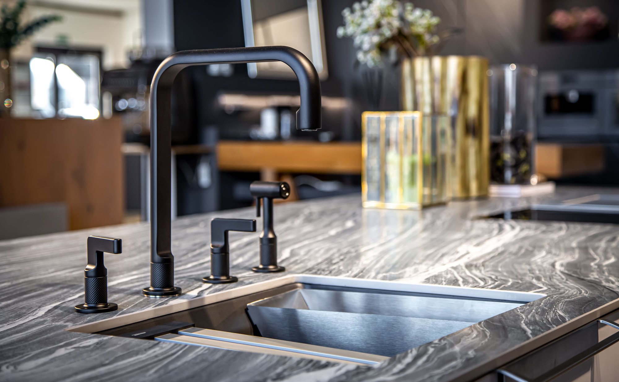black-faucet-with-steel-sink-stylish-modern-kitchen (1)